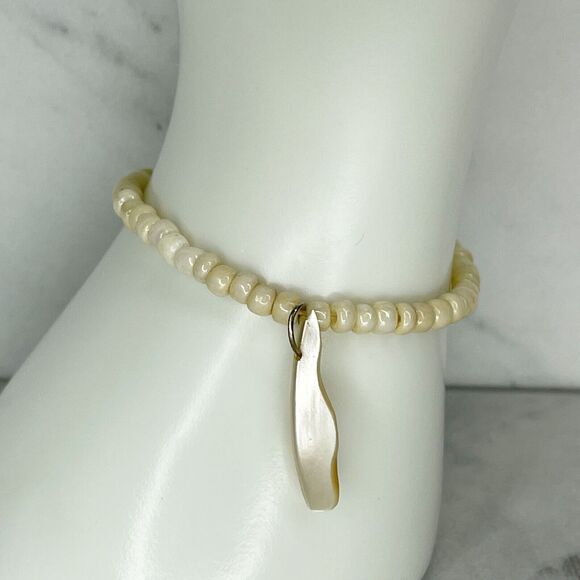 Shell Charm Beaded Stretch Bracelet - Picture 1 of 8